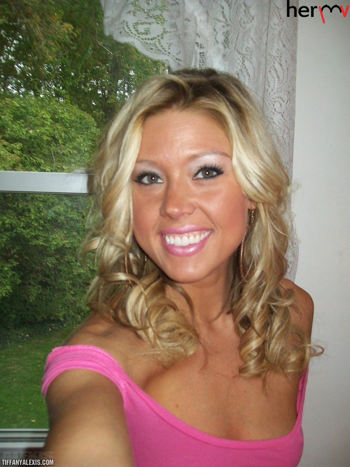 close picture pussy shaved up wet